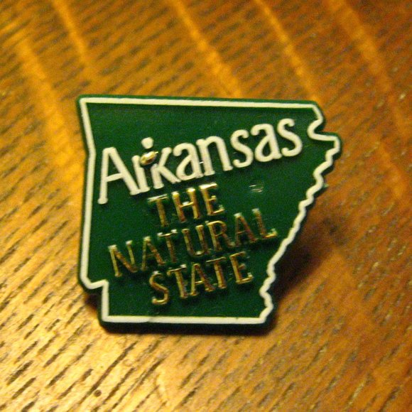 Arkansas USA Vintage Map Lapel Pin - Picture 2 of 4